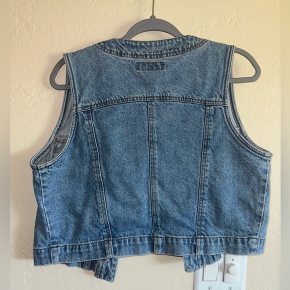 Vintage JORDACHE Girlfriend Crop Denim Blue Jean Jacket with Floral Embroidery - Picture 3 of 7